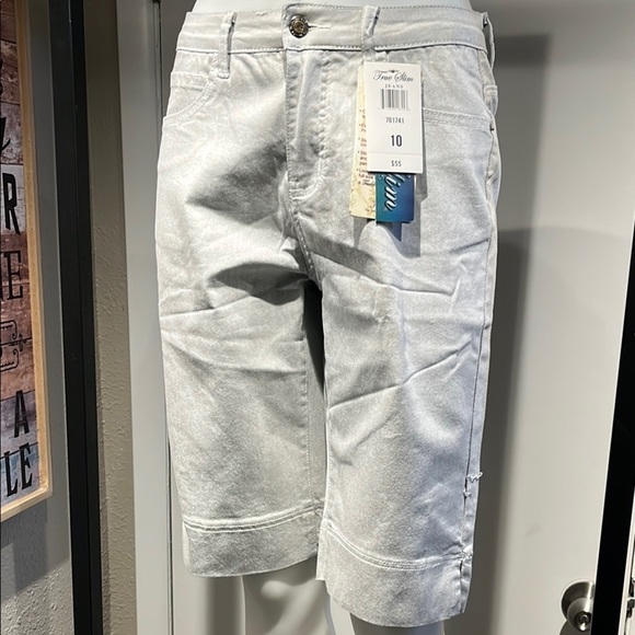 Relaxed Fit Gray Jean Shorts with Cuffed Hem - Picture 3 of 9